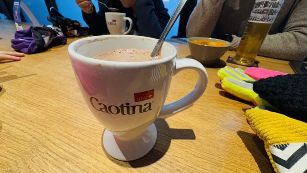 Chocolate caliente en una cafetería de Interlaken en invierno, coste 5 €uros