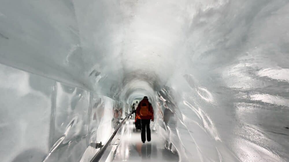 Cueva de hielo dentro del tour del Jungfrauch