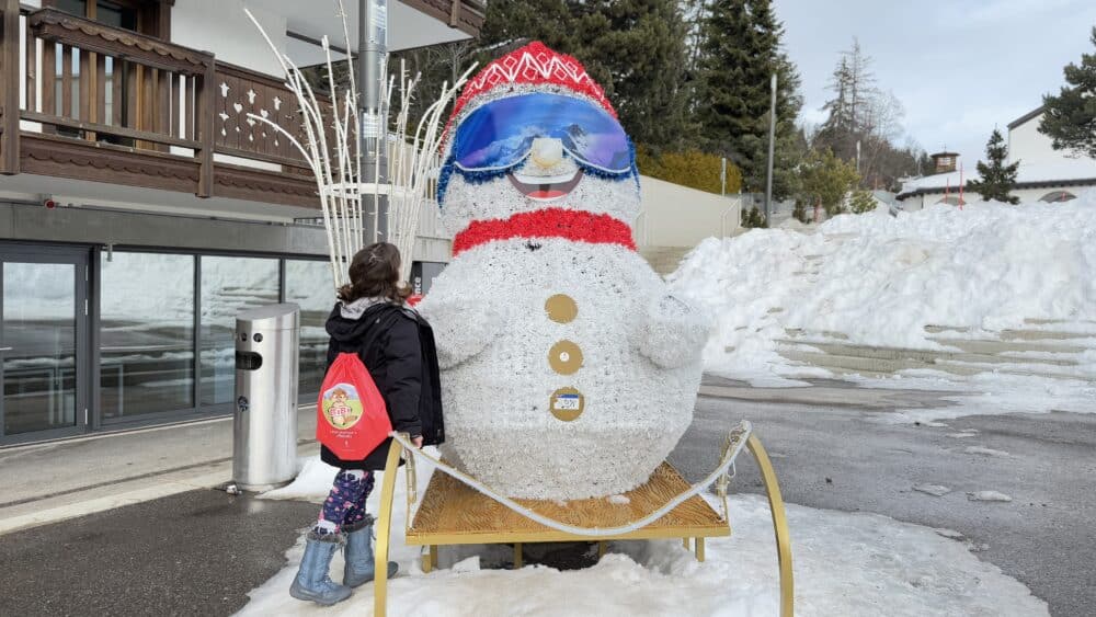 Decoración navideña en Crans Montana, delante de la oficina de Turismo de Crans Montana