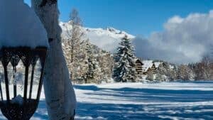 Lee más sobre el artículo Crans-Montana en Suiza: descubre el paraíso familiar y de los expertos esquiadores en Navidad