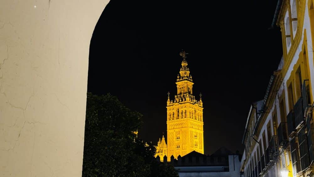 La Giralda desde el arco saliente de la calle lateral del Agua de al lado del Alcázar Real, una foto en un marco inmejorable para un día en Sevilla de diez