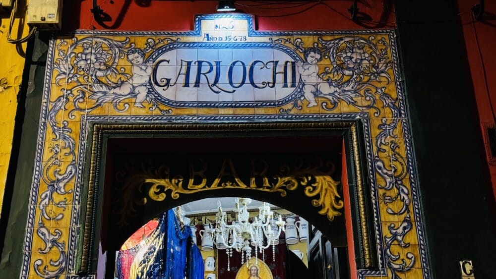 Entrada al bar Garlochi, un local de copas donde nadie se queda indiferente en Sevilla