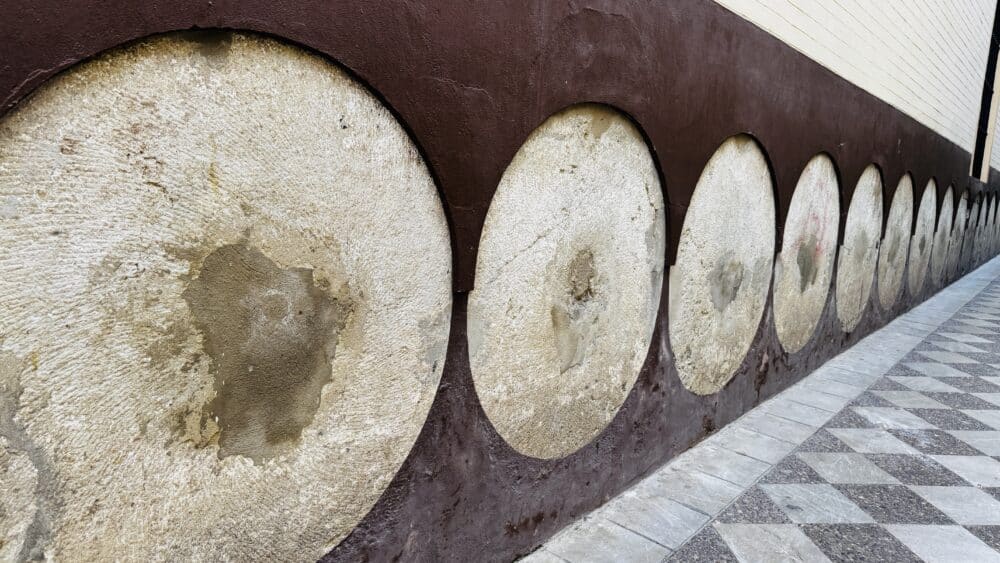 Ruedas de molino que podréis ver por las calles del barrio de Santa Cruz. Servian para que no se arañaran las paredes de las casas al pasar los carruajes por esas calles estrechas y cuantas más ruedas quería decir que más dinero tenían, un "postureo de época " vamos