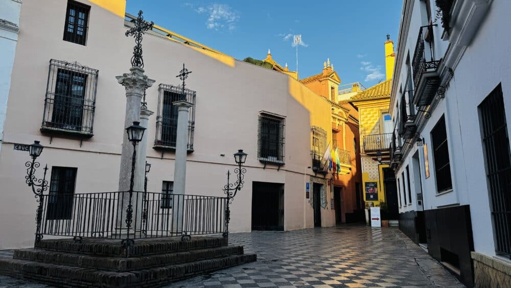 Plaza de las cruces del barrio céntrico de Santa Cruz. Un barrio lleno de cruces para que los musulmanes conversos al cristianismo se arrodillaran ante ellas para demostrar su conversión.