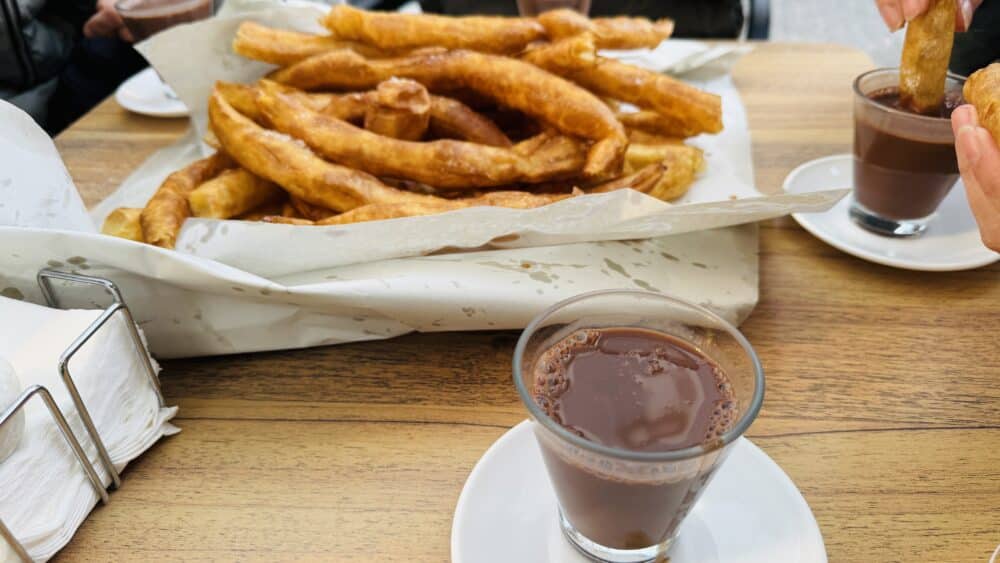 Porras con un chocolate desecho, típico desayuno sevillano que no puede faltar