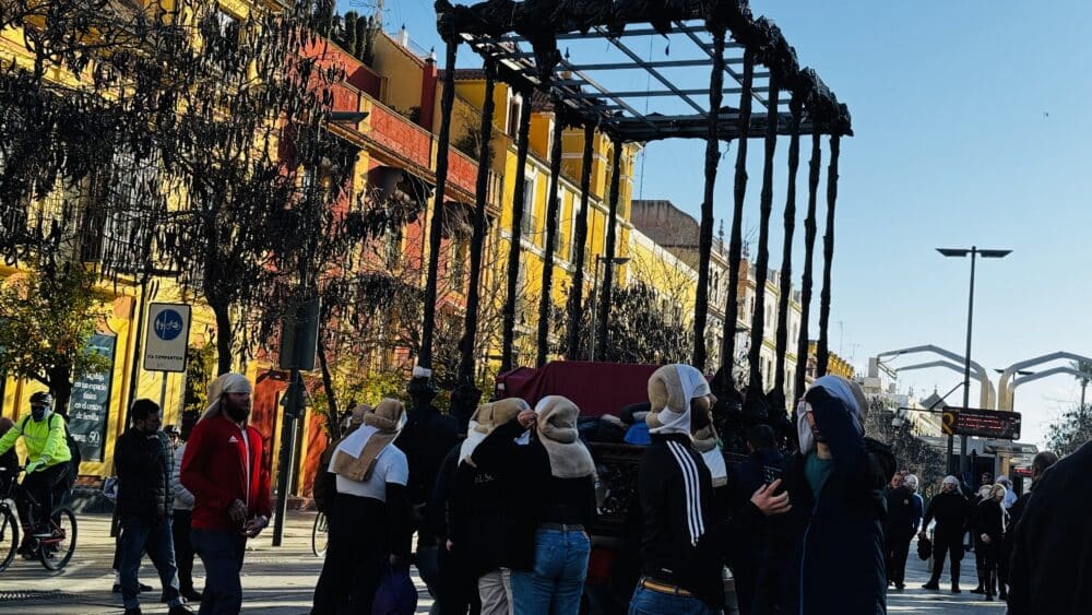 Ensayo de procesión de Semana Santa en la Puerta de Jerez de Sevilla que vimos en nuestra última visita