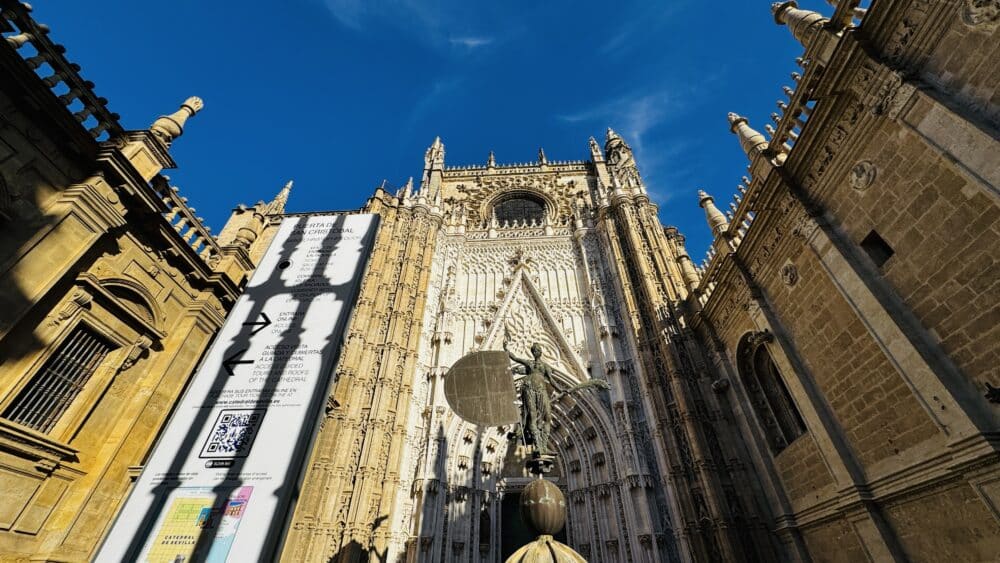 Puerta de la Catedral de Sevilla del lado del Alcázar Real, entrada donde se accede a las misas para acceder gratuitamente