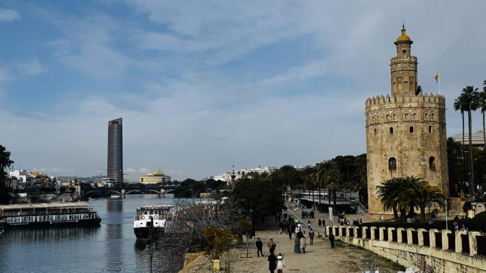 Vista de la Torre del Oro desde el puente de San Telmo de camino al barrio de Triana, visita imprescindible en Sevilla en un día