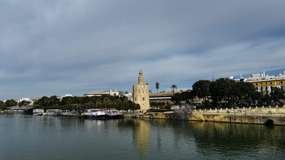 Torre del oro de Sevilla vista desde el barrio de Triana al otro lado del Guadalquivir