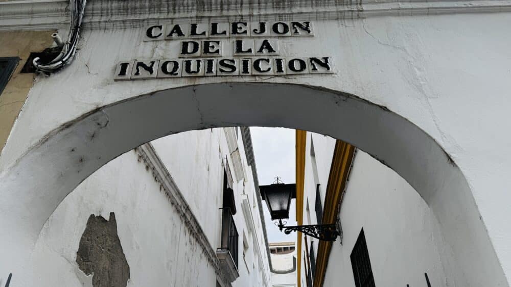 Callejón de la inquisición, donde los reos pasaban hacia la prisión del Castillo de San Jorge