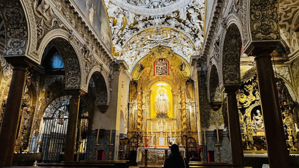 Interior precioso de la Iglesia de Santa María la Blanca de Sevilla